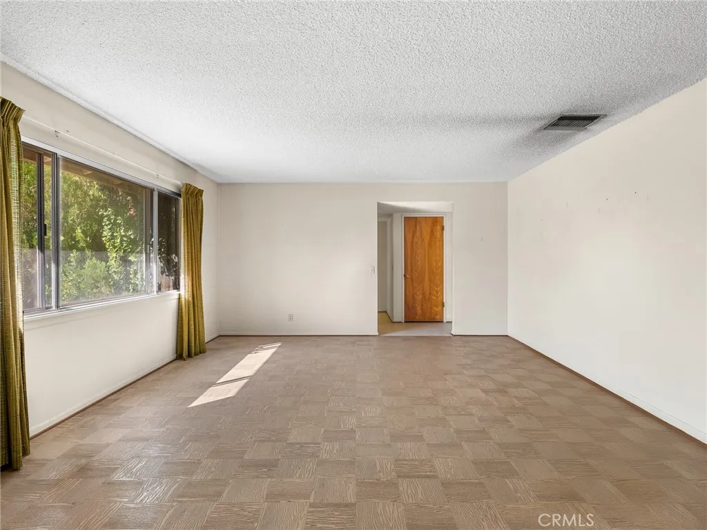 18730 Chapae Lane, Apple Valley, California 92307 home-pic-8