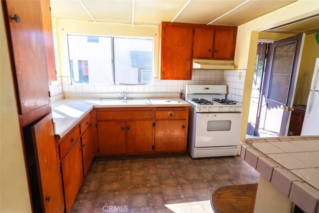 814 W Maple Street, Compton, California 90220 home-pic-4