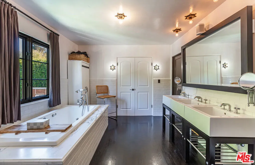 820 N Roxbury Drive, Beverly Hills, California 90210 home-pic-19