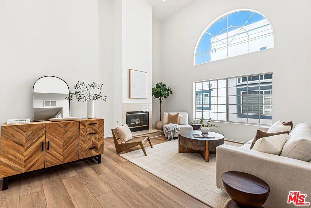 3949 Bentley Avenue 8, Culver City, California 90232 home-pic-0