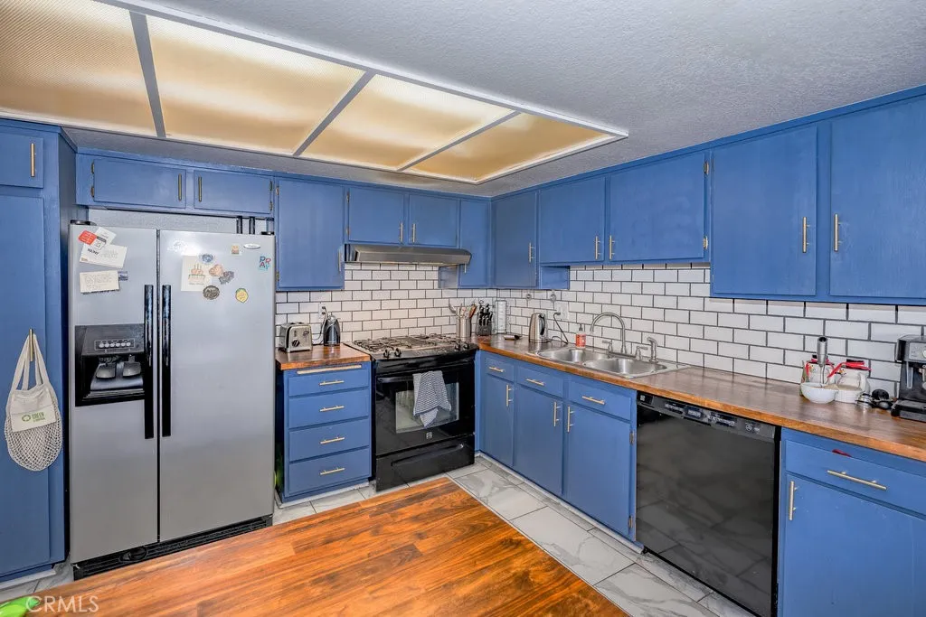 22725 Garzota Drive, Valencia, California 91354 home-pic-3