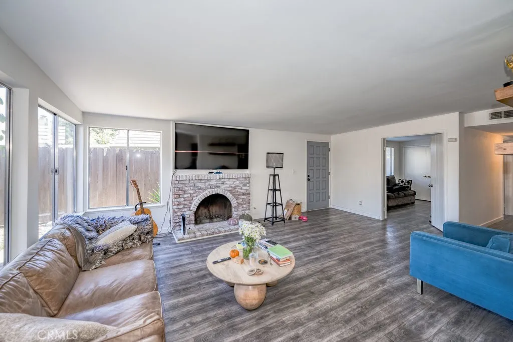 22725 Garzota Drive, Valencia, California 91354 home-pic-2