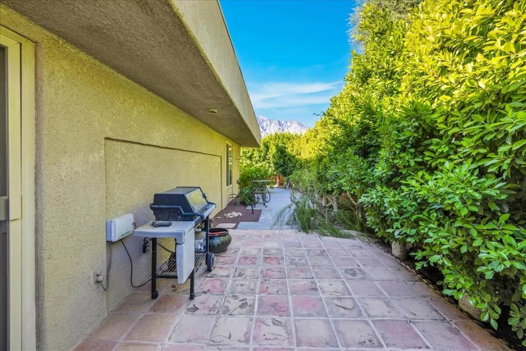 1491 Sunflower Circle N, Palm Springs, California 92262 home-pic-22