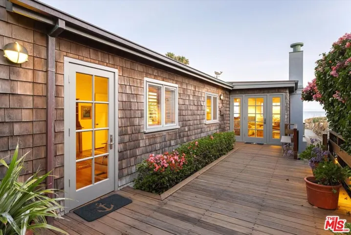 private courtyard entry