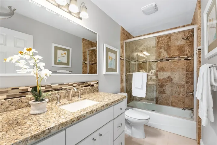 Upstairs full guest bath