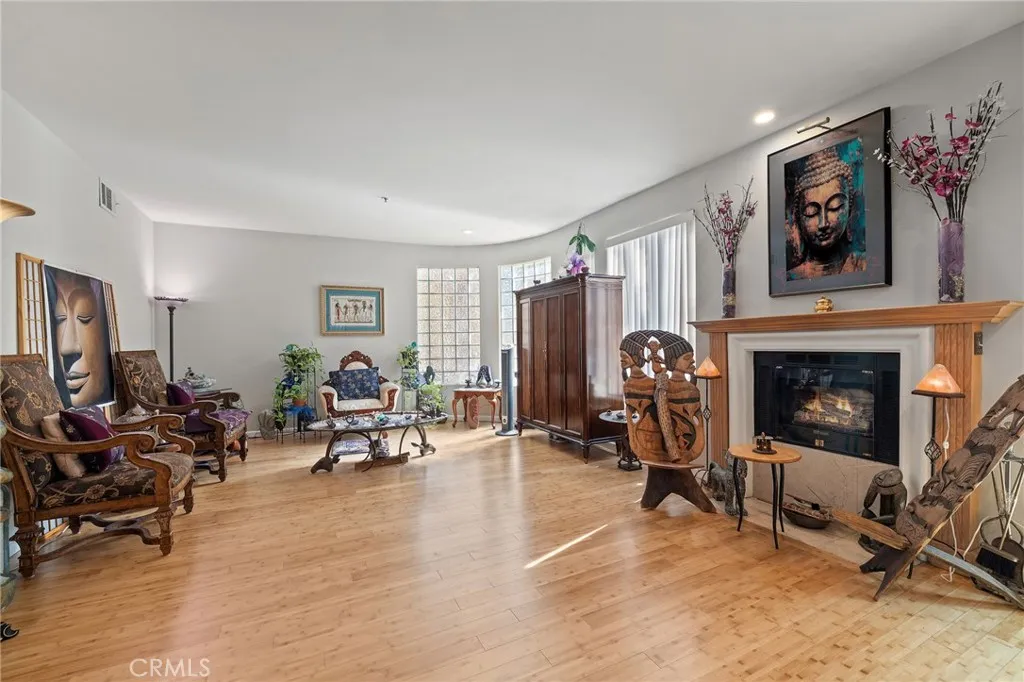 861 S Windsor Boulevard 105, Los Angeles, California 90005 home-pic-6