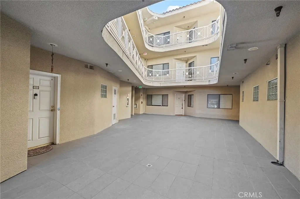 861 S Windsor Boulevard 105, Los Angeles, California 90005 home-pic-5