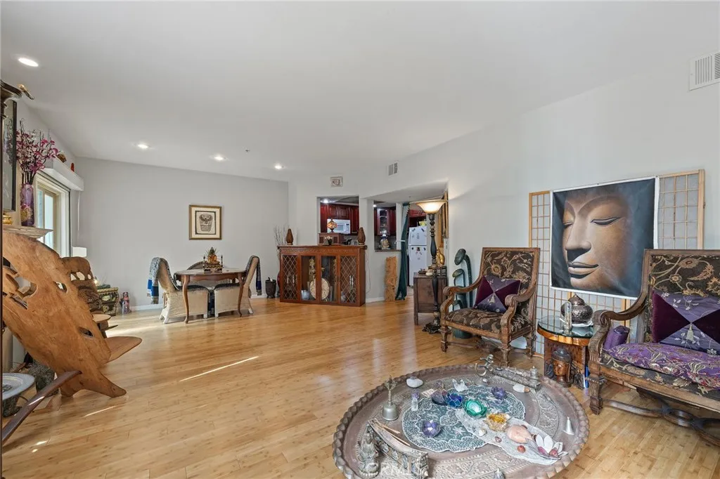 861 S Windsor Boulevard 105, Los Angeles, California 90005 home-pic-1