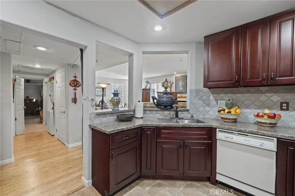 861 S Windsor Boulevard 105, Los Angeles, California 90005 home-pic-10