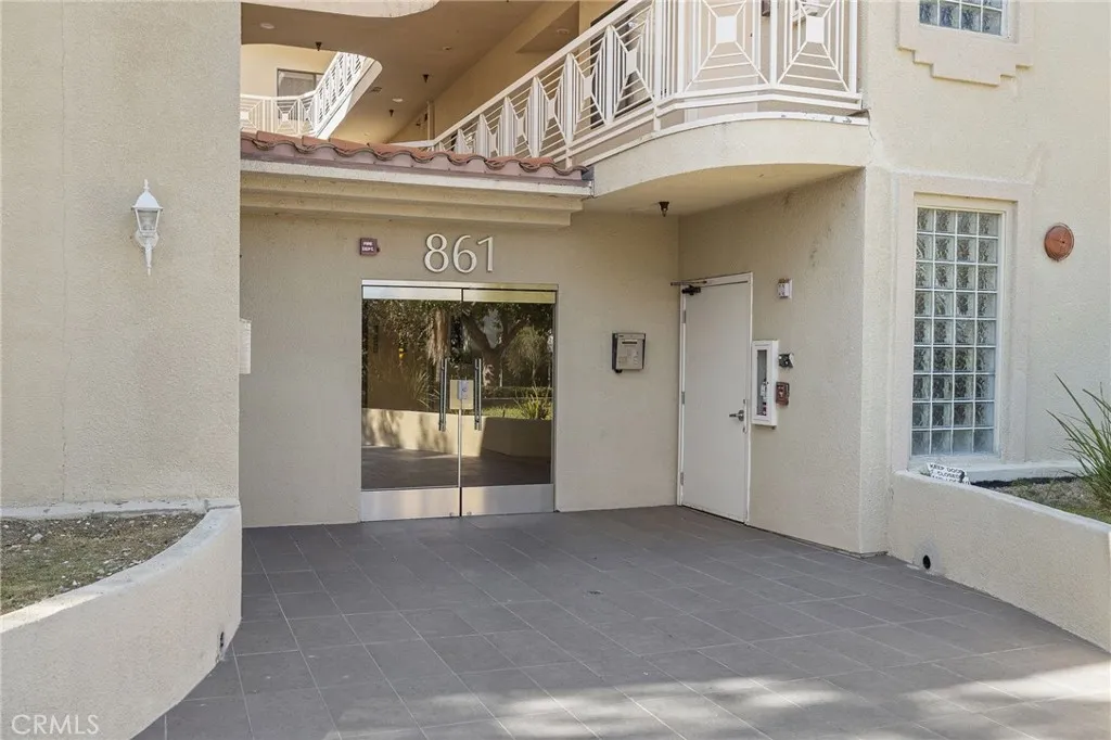 861 S Windsor Boulevard 105, Los Angeles, California 90005 home-pic-3