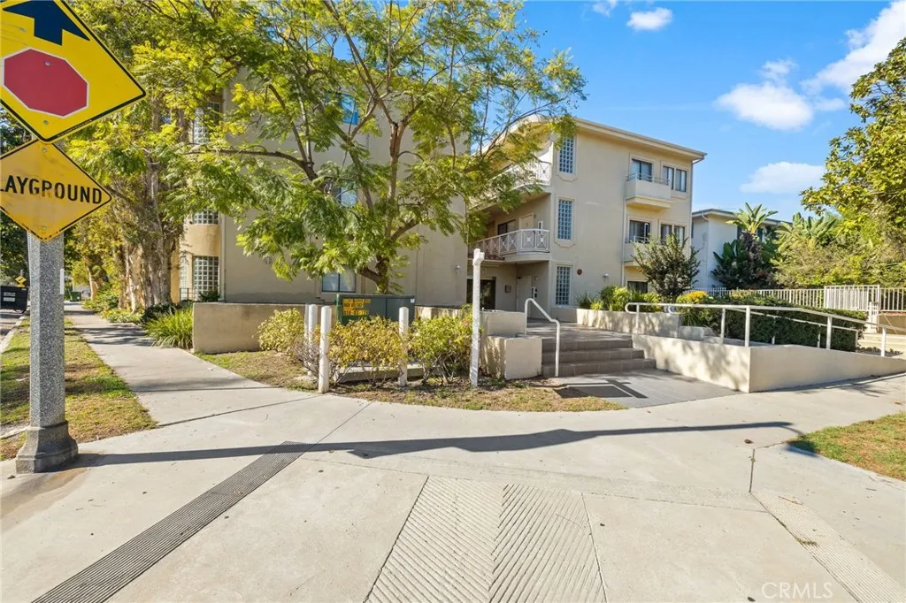 861 S Windsor Boulevard 105, Los Angeles, California 90005 home-pic-4