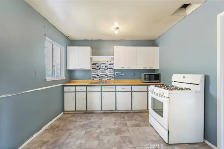 2060 State Avenue, Costa Mesa, California 92627