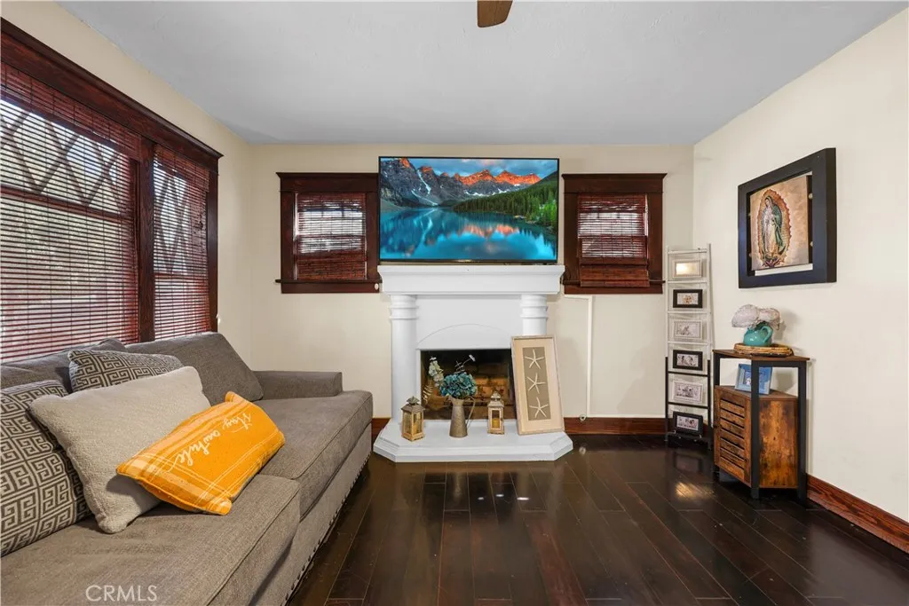 526 W 11th, Corona, California 92882 home-pic-3