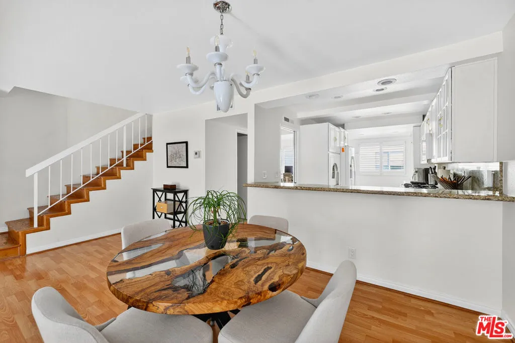 18419 Collins Street A, Tarzana, California 91356 home-pic-3