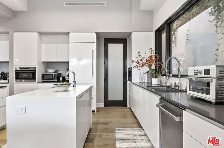 16132 Alcima Avenue, Pacific Palisades, California 90272