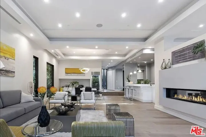 16132 Alcima Avenue, Pacific Palisades, California 90272