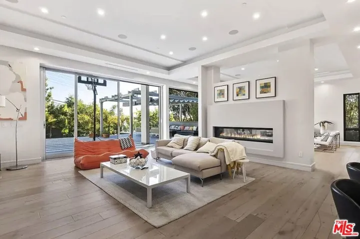 16132 Alcima Avenue, Pacific Palisades, California 90272