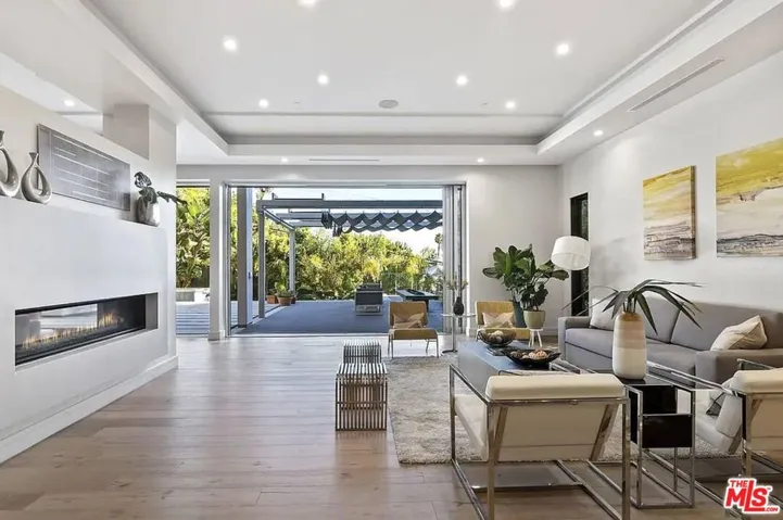 16132 Alcima Avenue, Pacific Palisades, California 90272