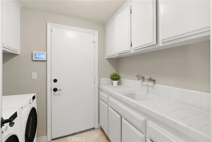 This room has been digitally staged.