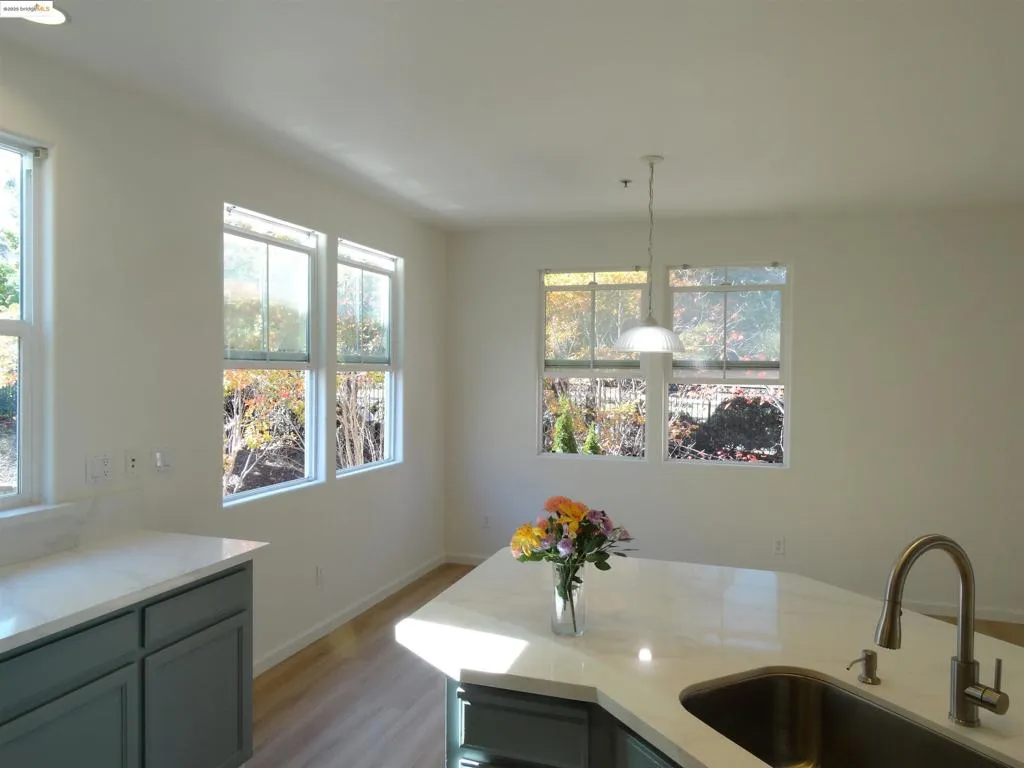 1150 Summer Ln, Richmond, California 94806 home-pic-9