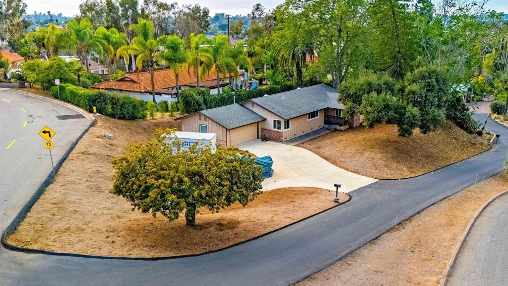 213 Beaumont Drive, Vista, California 92084 home-pic-0