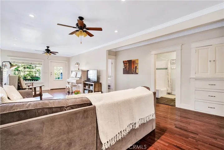 4562 Lomita, Los Angeles, California 90019