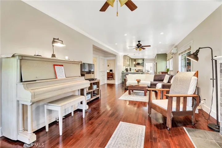 4562 Lomita, Los Angeles, California 90019