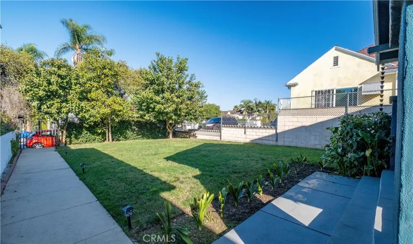4562 Lomita, Los Angeles, California 90019