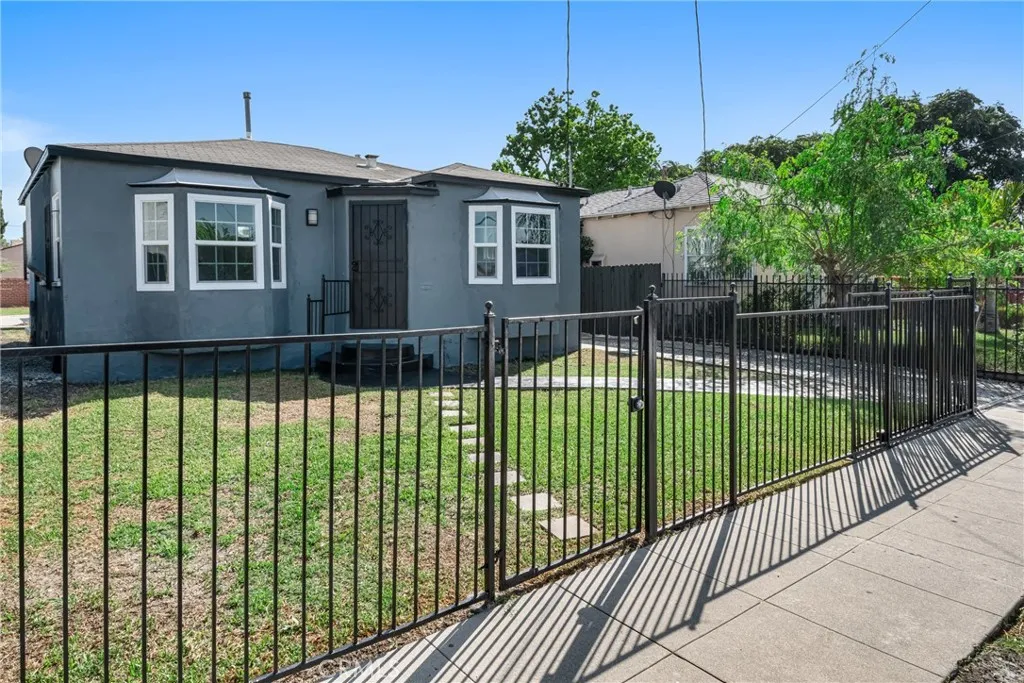 11204 Alvaro, Los Angeles, California 90059 home-pic-2