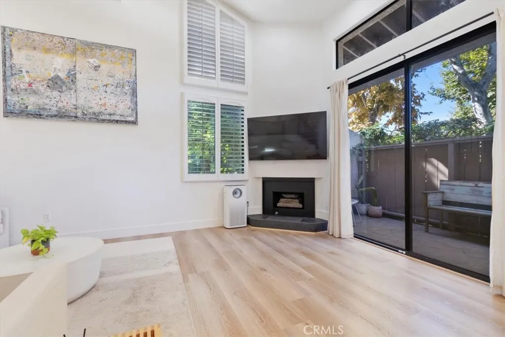 15133 Magnolia E, Sherman Oaks, California 91403 home-pic-7