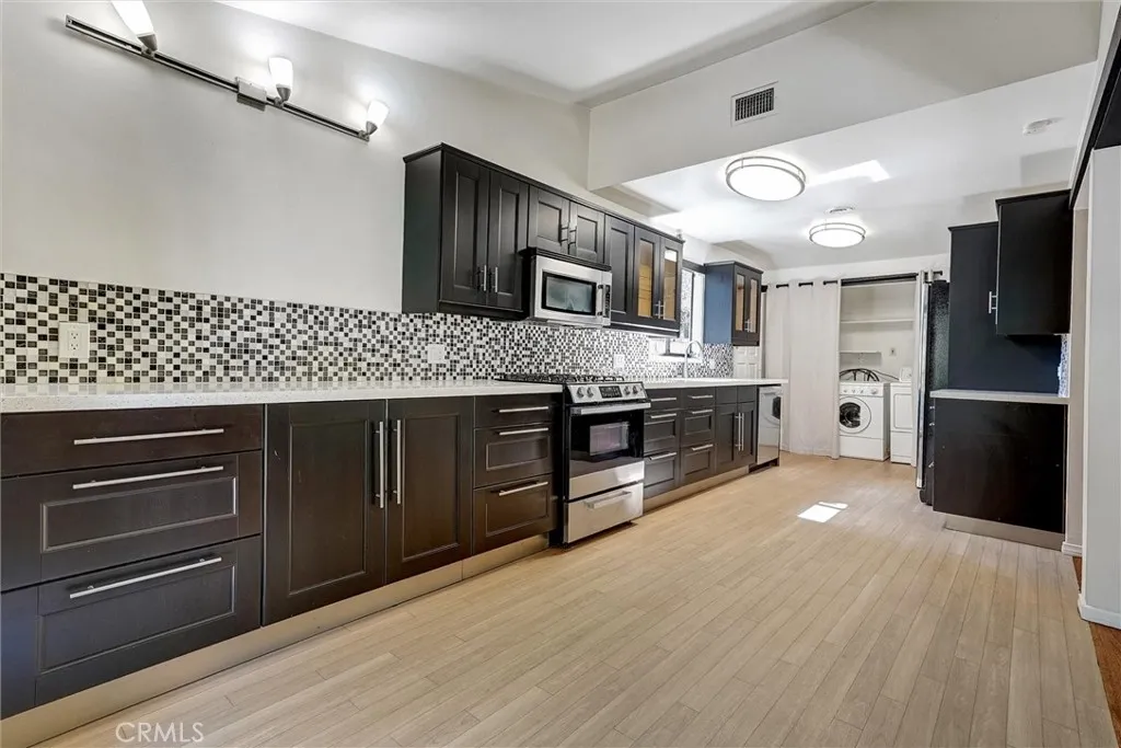 7048 Vanscoy, North Hollywood, California 91605 home-pic-12