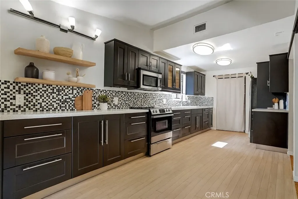 7048 Vanscoy, North Hollywood, California 91605 home-pic-11