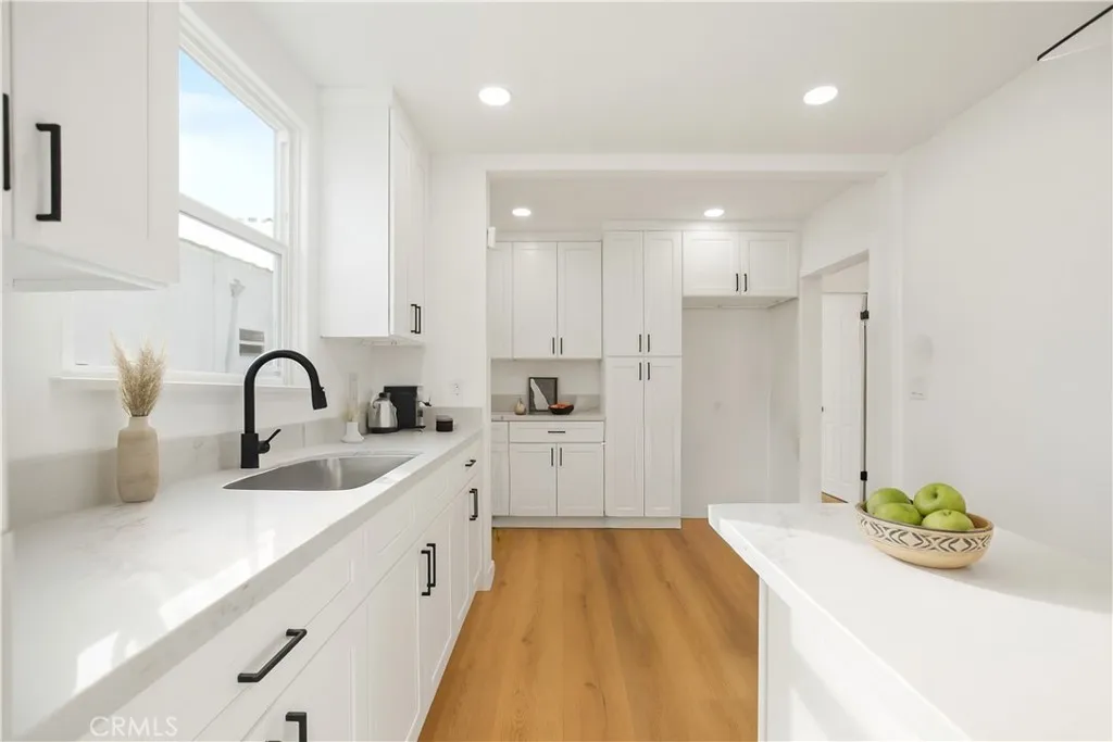 1626 W 60th Place, Los Angeles, California 90047 home-pic-10