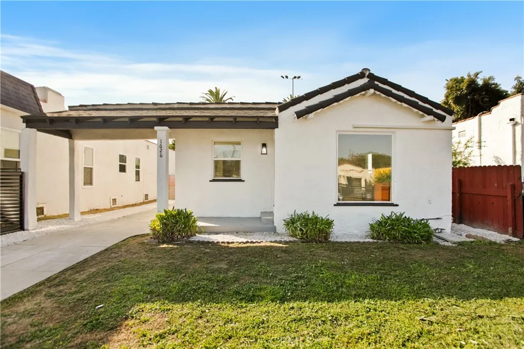 1626 W 60th Place, Los Angeles, California 90047 home-pic-1