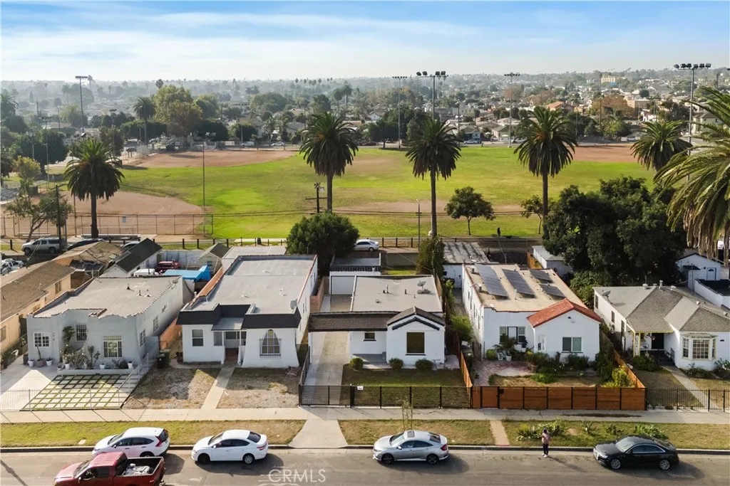 1626 W 60th Place, Los Angeles, California 90047 home-pic-22