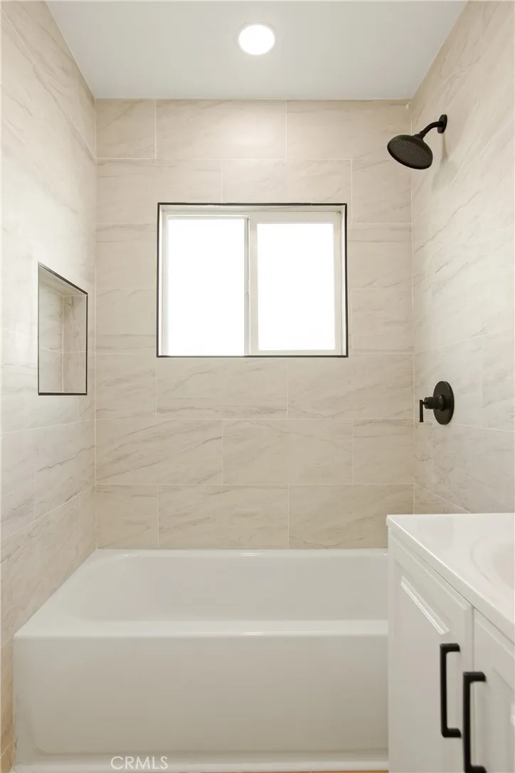 1626 W 60th Place, Los Angeles, California 90047 home-pic-15
