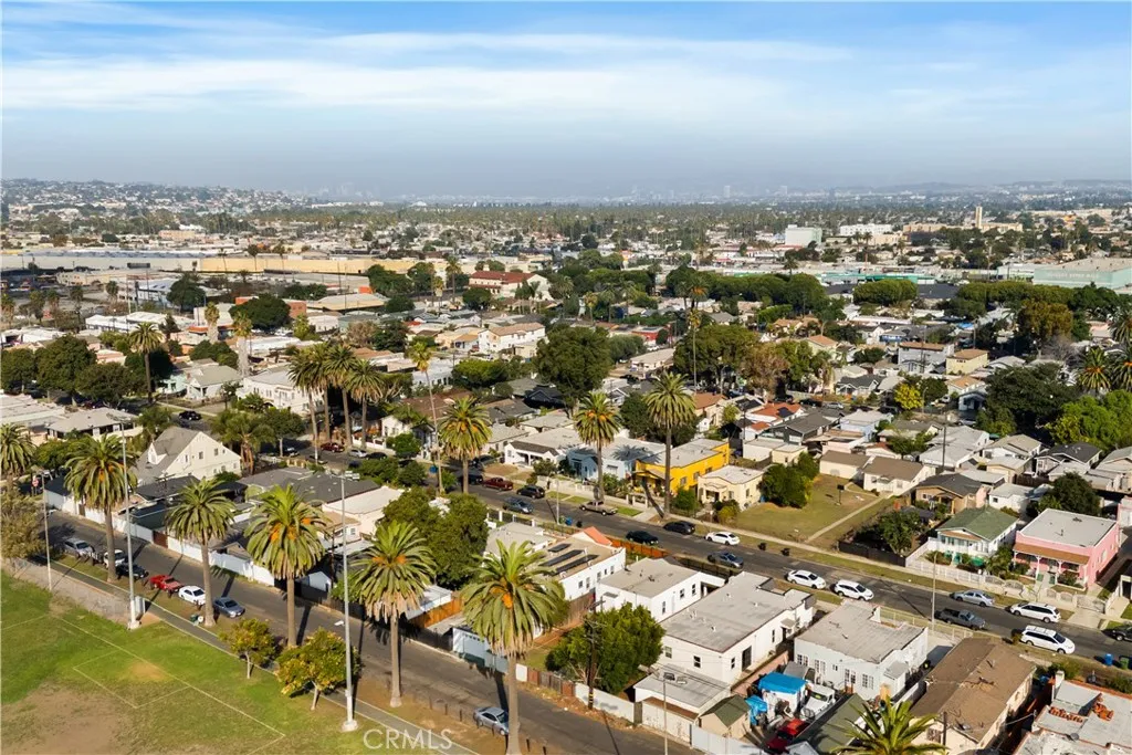 1626 W 60th Place, Los Angeles, California 90047 home-pic-24