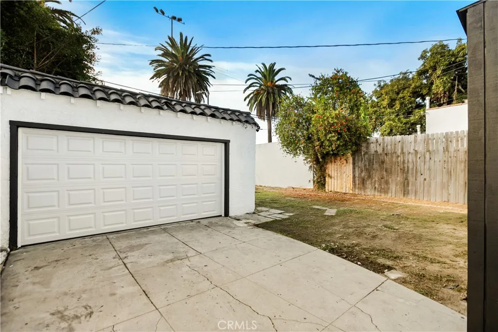 1626 W 60th Place, Los Angeles, California 90047 home-pic-18