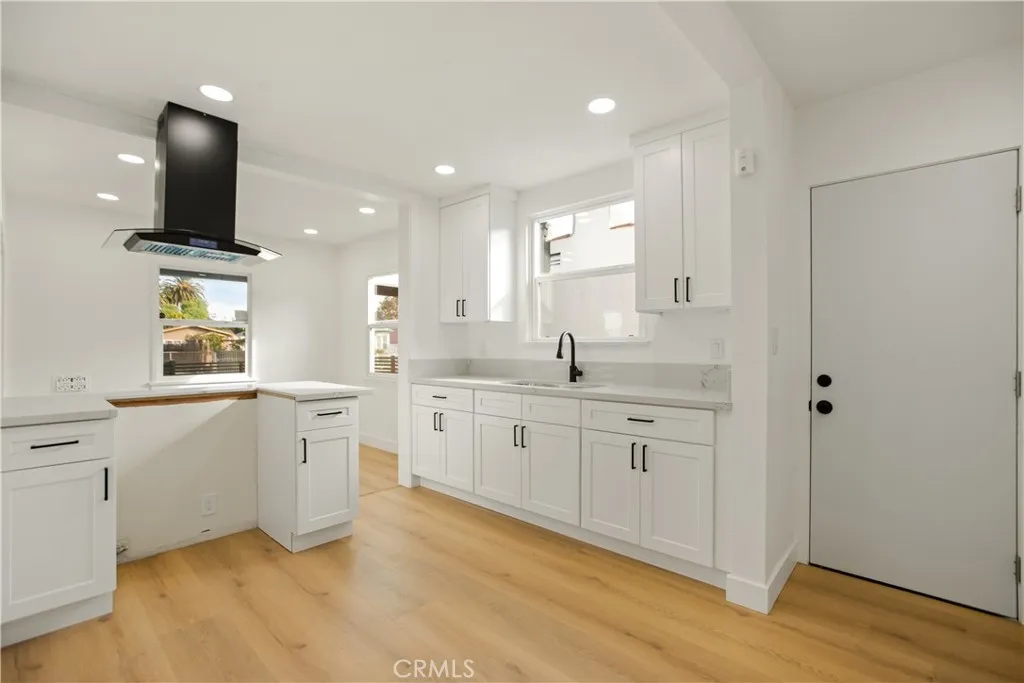 1626 W 60th Place, Los Angeles, California 90047 home-pic-11