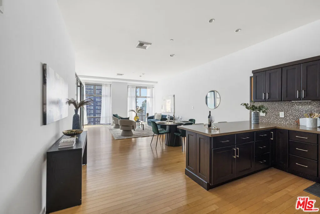 801 S Grand Avenue 1508, Los Angeles, California 90017 home-pic-2