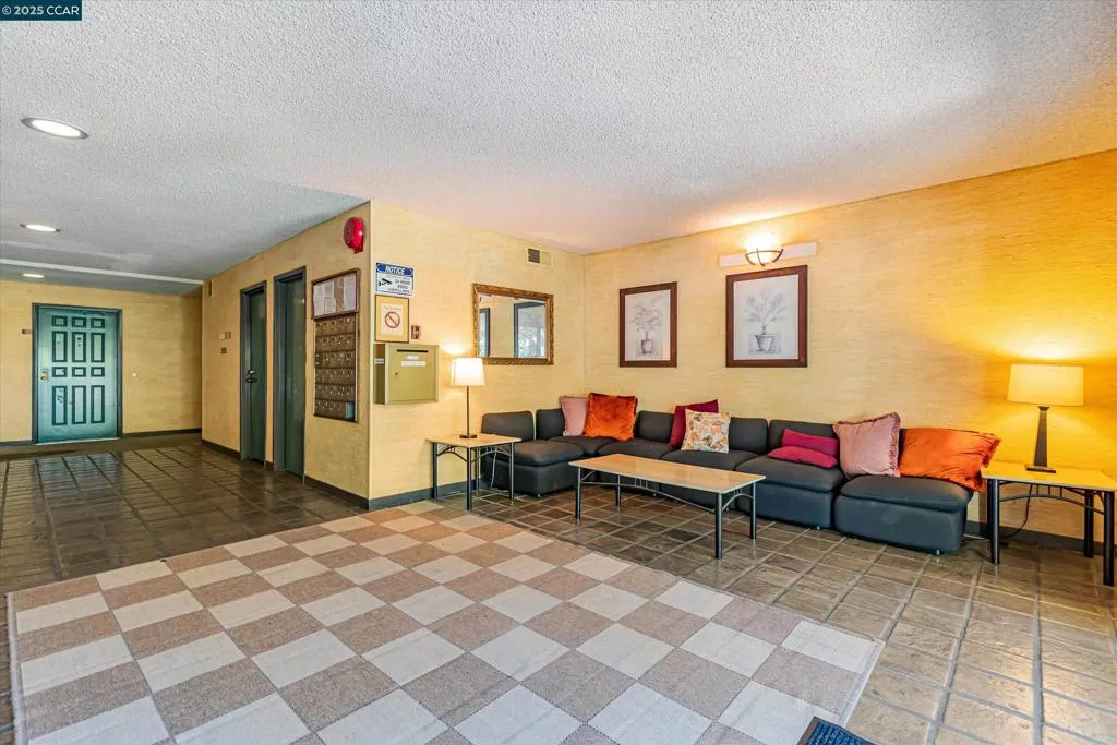 25676 University Ct 323, Hayward, California 94542 home-pic-4