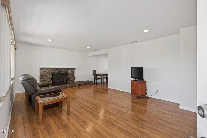 35-web-or-mls-Upmarketmedia_4029SB-resho