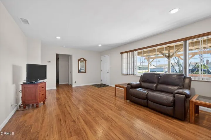 37-web-or-mls-Upmarketmedia_4029SB-resho