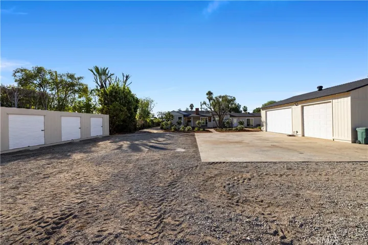 Flat lot ; accessible from front to back