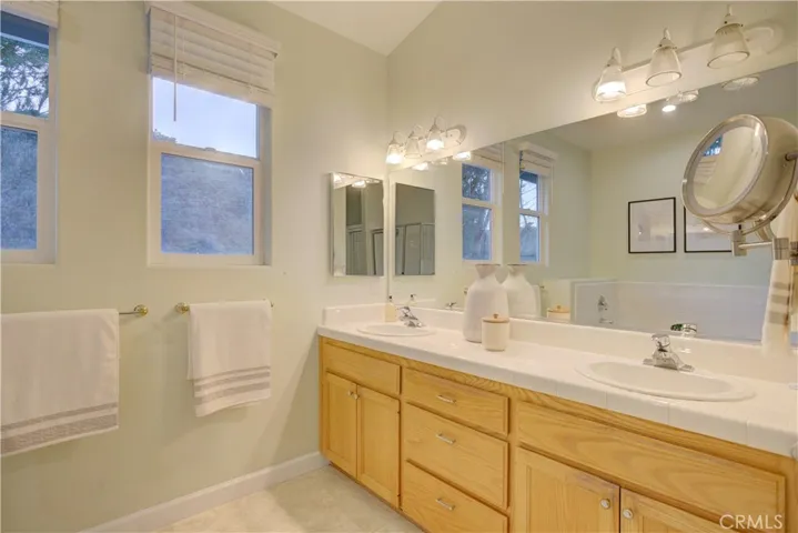 Primary ensuite bath with dual sinks