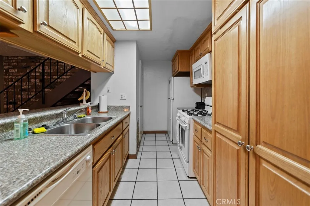 1172 W Calle De Las Estrellas 3, Azusa, California 91702 home-pic-5