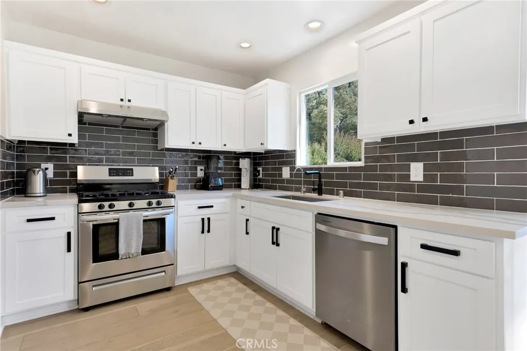 805 N Kemp, Burbank, California 91505 home-pic-16