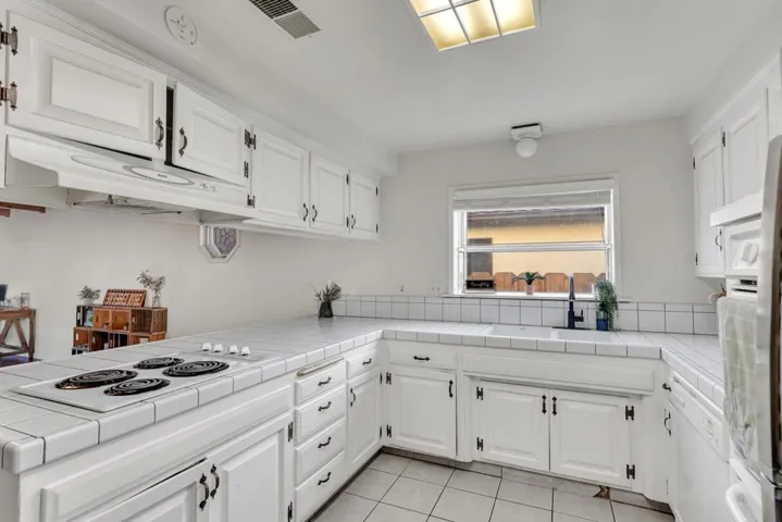 1062 Madison Avenue, Los Banos, California 93635