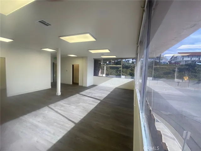 Open Space, easily divisible, feels bigger than it is