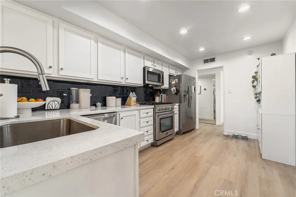 5440 Lindley 201, Encino, California 91316 home-pic-16